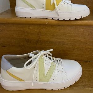 Brand new Vionic size 10 sneakers